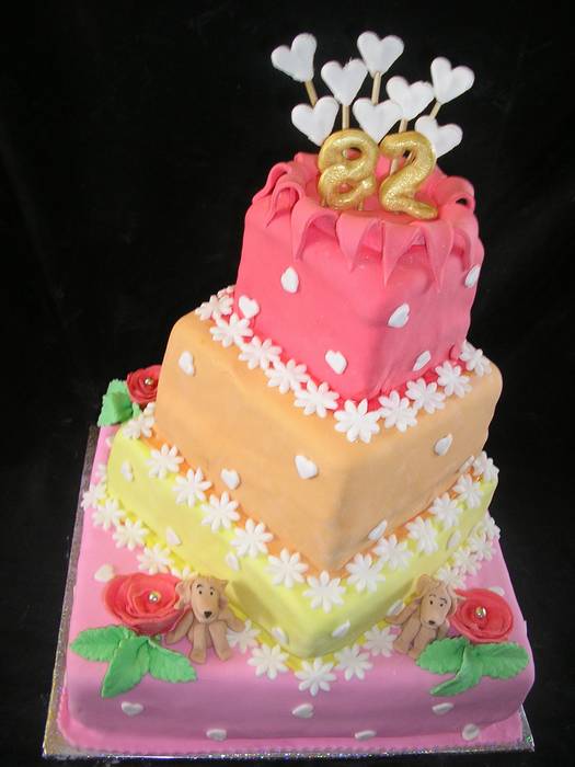 עוגת יום הולדת 4 קומות 82 יוצא מהעוגה